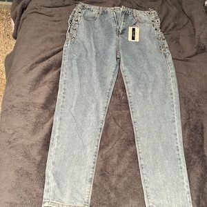 Light wash boyfriend jeans with chain sides.